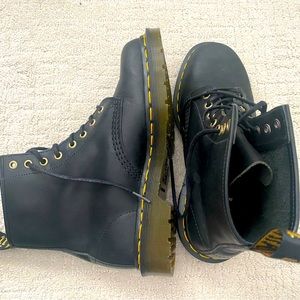 BLACK DOC MARTINS